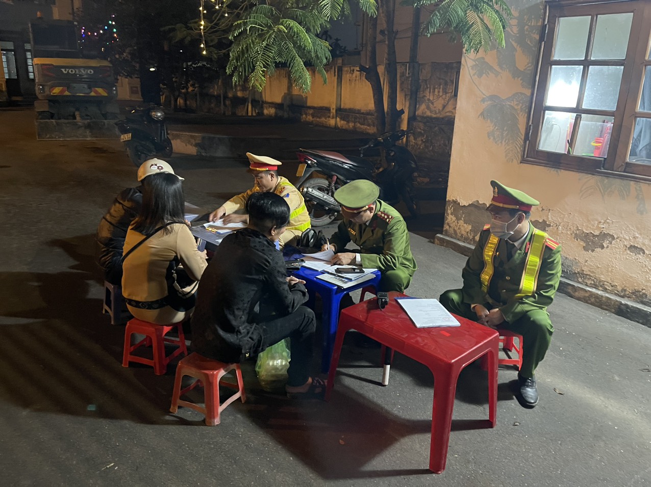 Nam sinh lớp 11 nằm tr&ecirc;n y&ecirc;n điều khiển xe bị xử l&yacute; h&agrave;ng loạt vi phạm- Ảnh 2.