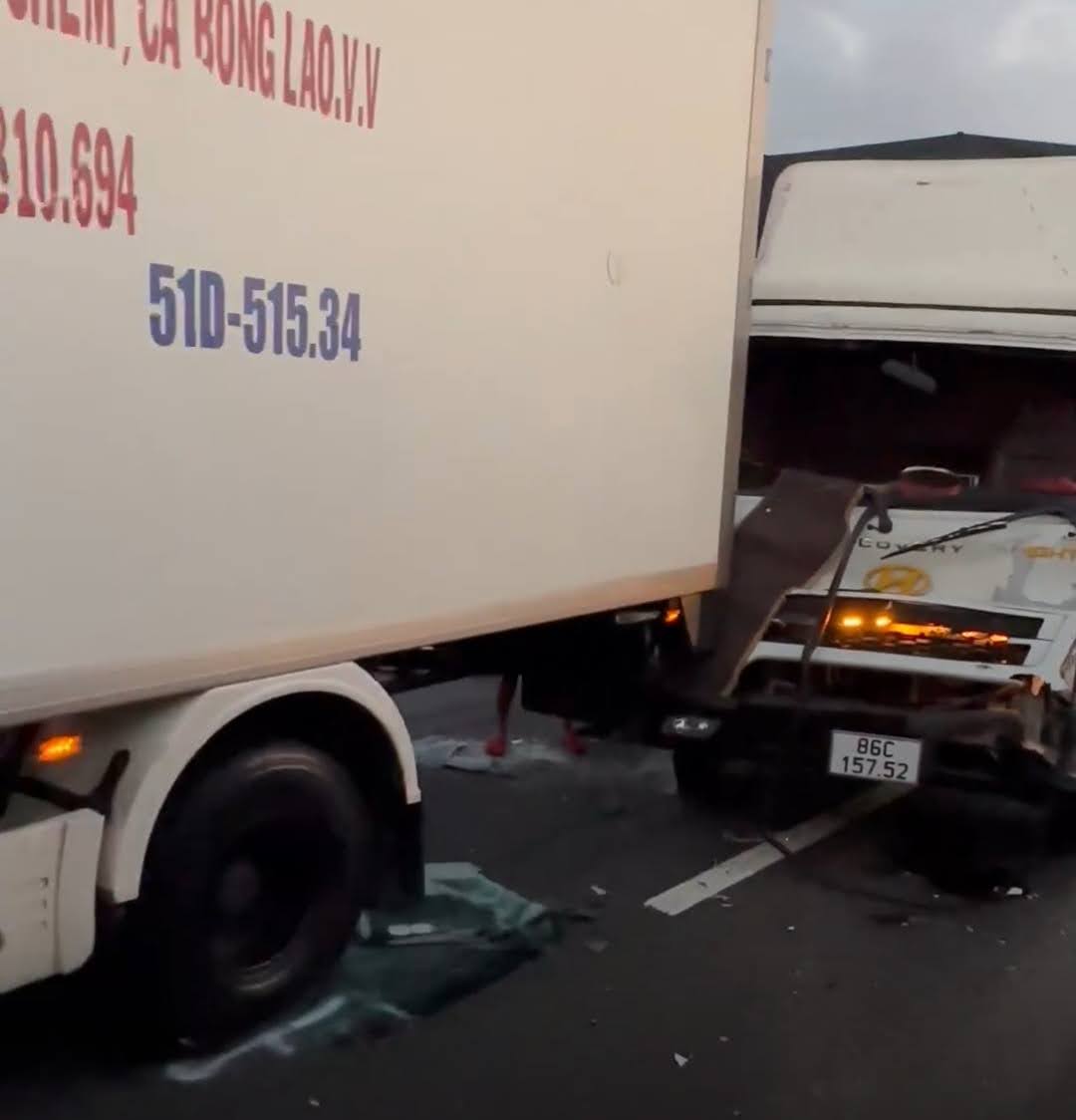 Ba &ocirc; t&ocirc; t&ocirc;ng li&ecirc;n ho&agrave;n tr&ecirc;n cao tốc TP.HCM - Trung Lương- Ảnh 1.