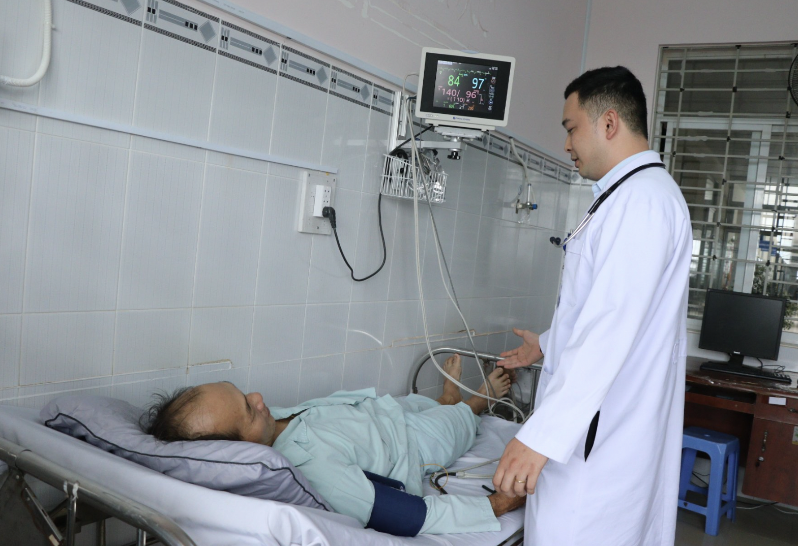 Người đ&agrave;n &ocirc;ng ngưng tim ngưng thở 90 ph&uacute;t được cứu sống ở bệnh viện tuyến cơ sở- Ảnh 1.