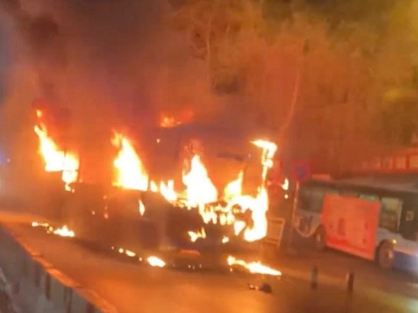 Xe bu&yacute;t đang chạy bỗng ch&aacute;y ng&ugrave;n ngụt tr&ecirc;n đường phố H&agrave; Nội- Ảnh 1.