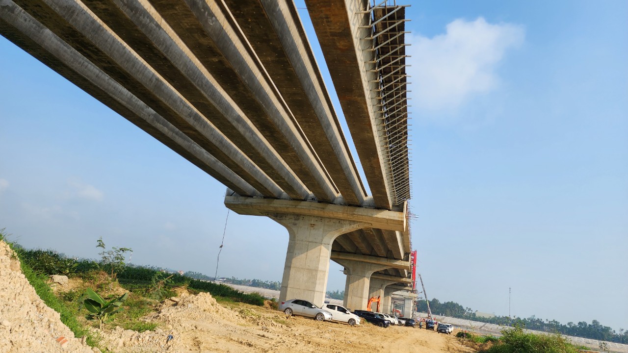 Cầu 850 tỷ bắc qua s&ocirc;ng Tr&agrave; Kh&uacute;c c&ograve;n nhiều điểm nghẽn cần th&aacute;o gỡ- Ảnh 7.