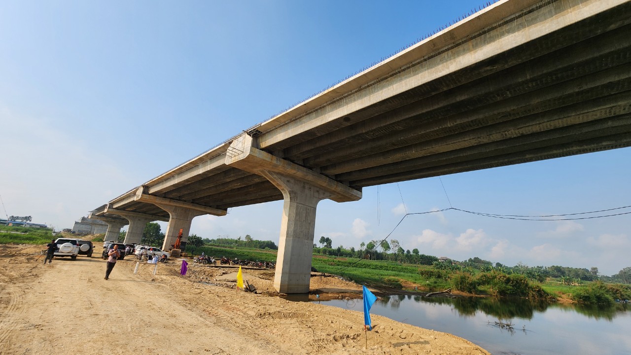 Cầu 850 tỷ bắc qua s&ocirc;ng Tr&agrave; Kh&uacute;c c&ograve;n nhiều điểm nghẽn cần th&aacute;o gỡ- Ảnh 9.