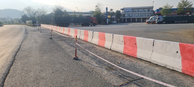 Đ&oacute;ng điểm đấu nối cao tốc Nội B&agrave;i - L&agrave;o Cai sau vụ 4 người tử vong- Ảnh 1.