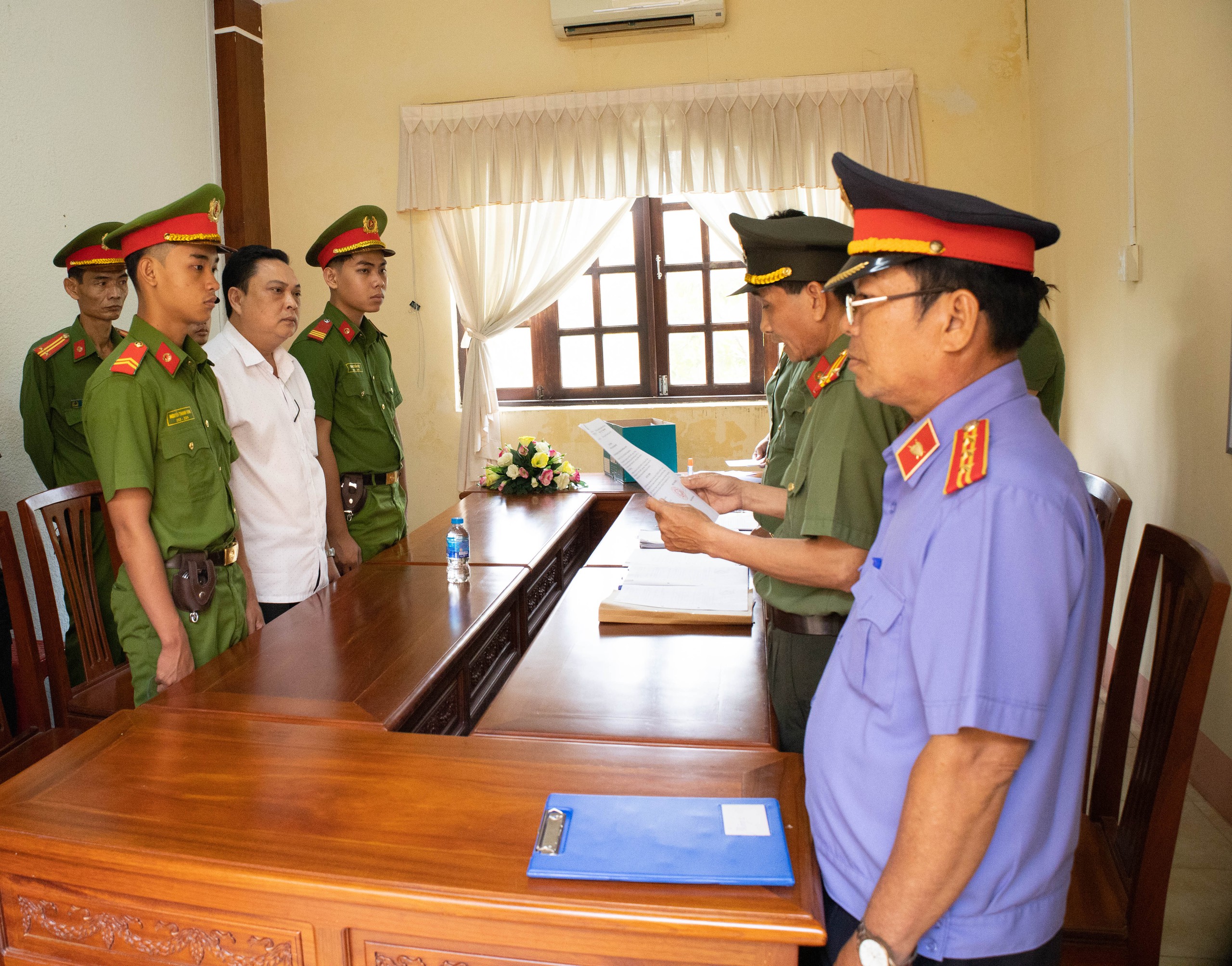 Bắt Gi&aacute;m đốc Văn ph&ograve;ng Đăng k&yacute; đất đai tỉnh Hậu Giang- Ảnh 1.