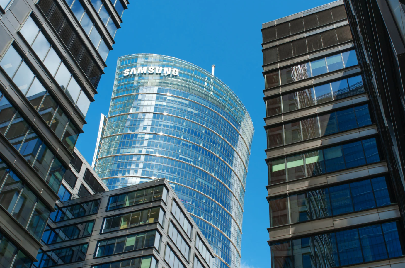 A tall building with a curved top  Description automatically generated