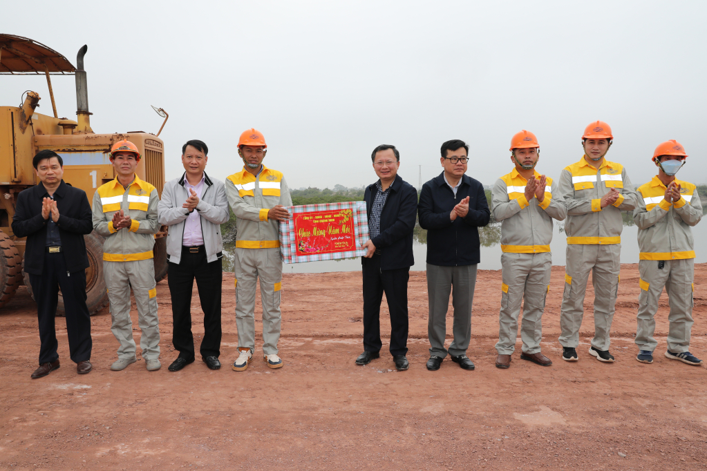 Quảng Ninh: V&igrave; sao dự &aacute;n đường nối cao tốc với cảng Vạn Ninh 