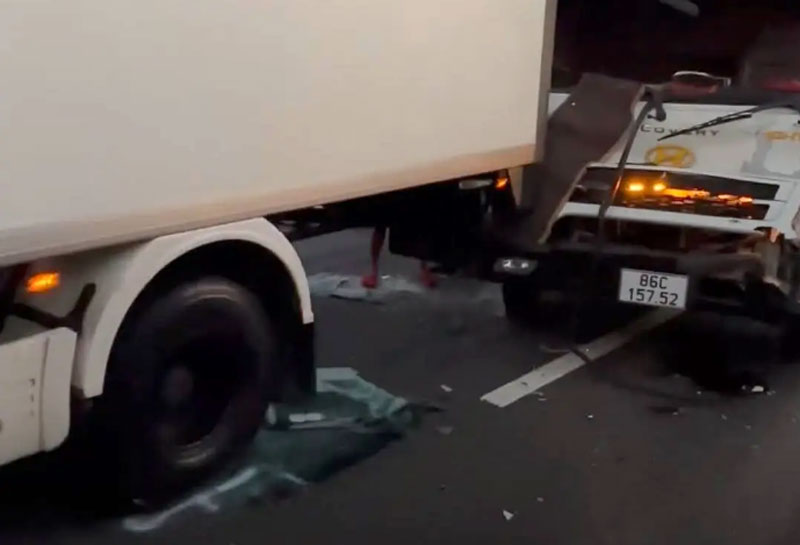 Hiện trường vụ tai nạn giao thông trên cao tốc TP.HCM - Trung Lương. Hiện trường vụ tai nạn giao thông trên cao tốc TP.HCM - Trung Lương.