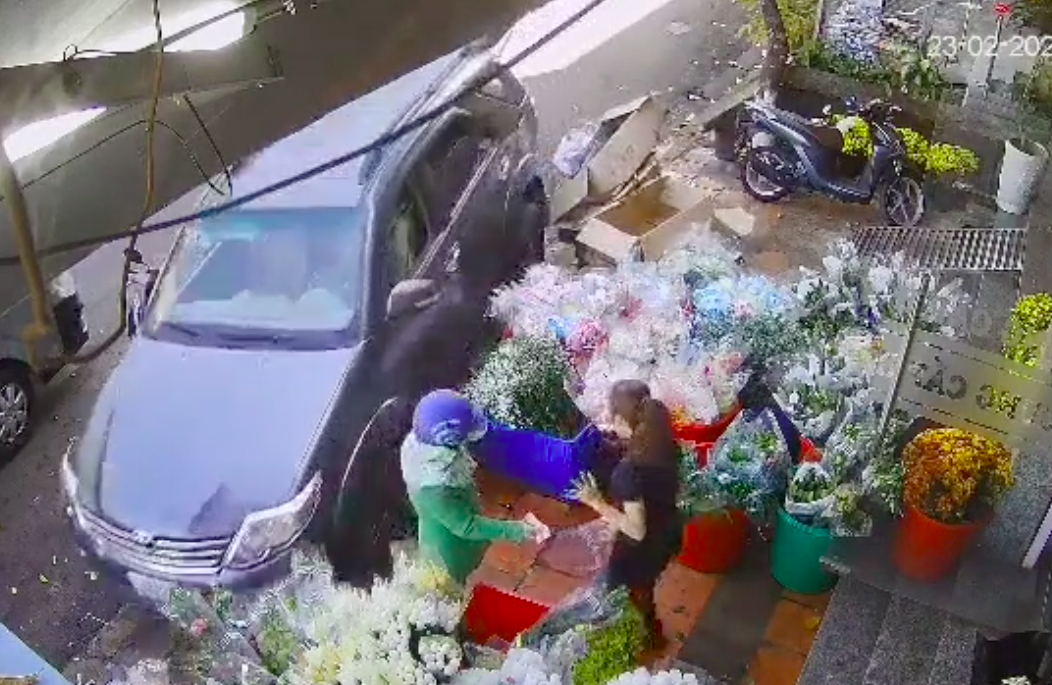 Th&oacute;t tim &ocirc; t&ocirc; kh&ocirc;ng người l&aacute;i lao v&agrave;o cửa h&agrave;ng hoa- Ảnh 1.