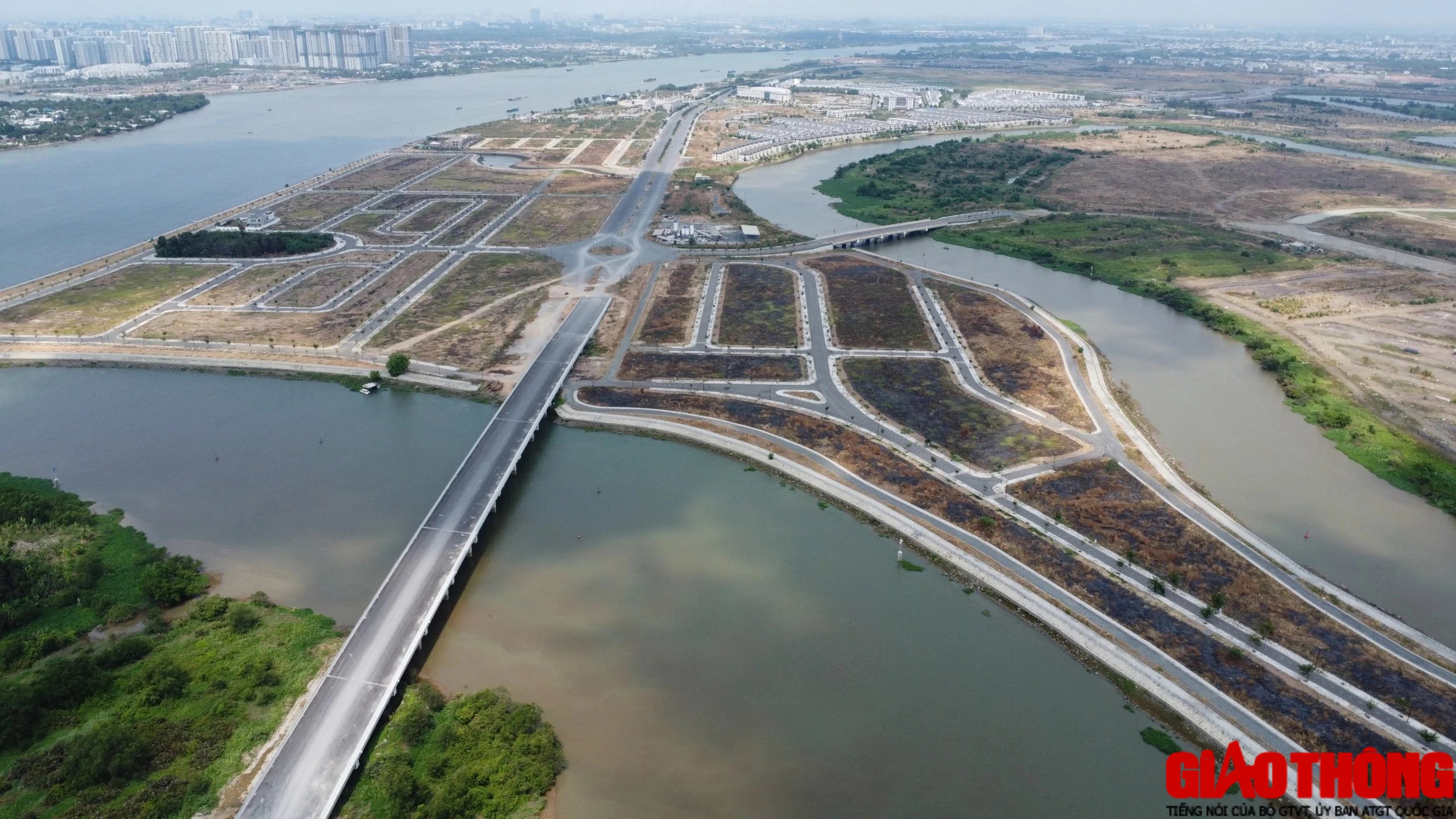 Đồng Nai: Cầu 400 tỷ sắp hoàn thành, đường kết nối vẫn thi công ì ạch- Ảnh 1. Đồng Nai: Cầu 400 tỷ sắp hoàn thành, đường kết nối vẫn thi công ì ạch- Ảnh 1.