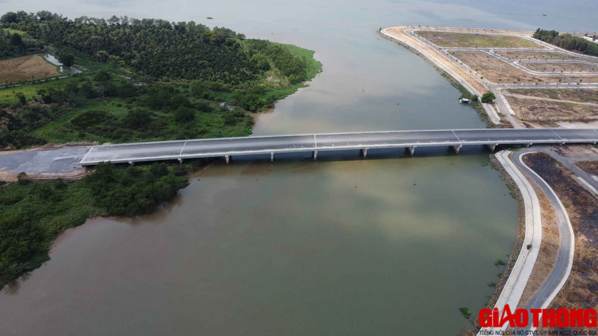 Đồng Nai: Cầu 400 tỷ sắp hoàn thành, đường kết nối vẫn thi công ì ạch- Ảnh 2. Đồng Nai: Cầu 400 tỷ sắp hoàn thành, đường kết nối vẫn thi công ì ạch- Ảnh 2.