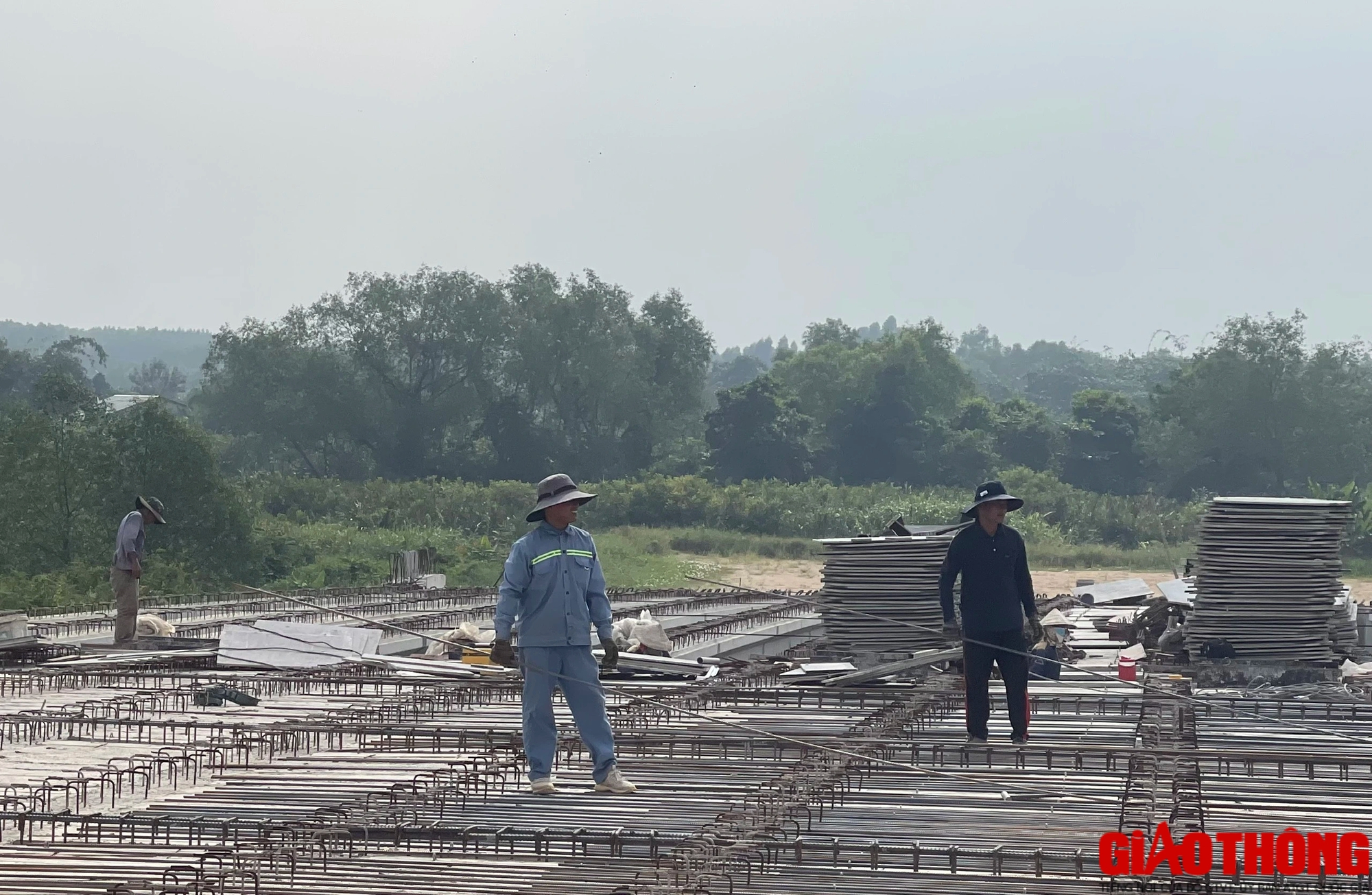 Đồng Nai: Cầu 400 tỷ sắp hoàn thành, đường kết nối vẫn thi công ì ạch- Ảnh 3. Đồng Nai: Cầu 400 tỷ sắp hoàn thành, đường kết nối vẫn thi công ì ạch- Ảnh 3.