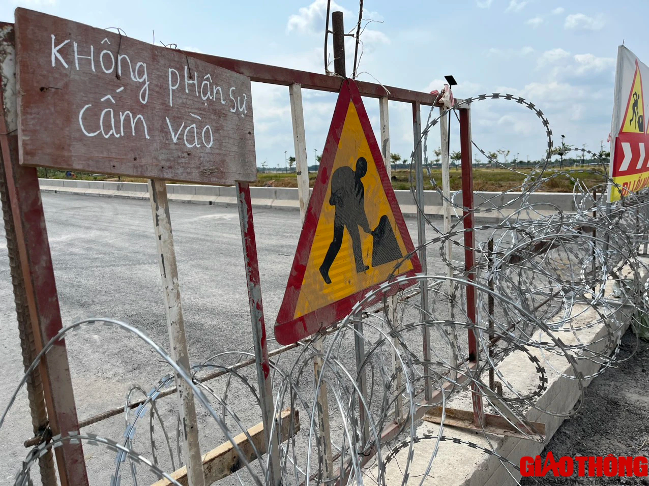 Đồng Nai: Cầu 400 tỷ sắp hoàn thành, đường kết nối vẫn thi công ì ạch- Ảnh 8. Đồng Nai: Cầu 400 tỷ sắp hoàn thành, đường kết nối vẫn thi công ì ạch- Ảnh 8.