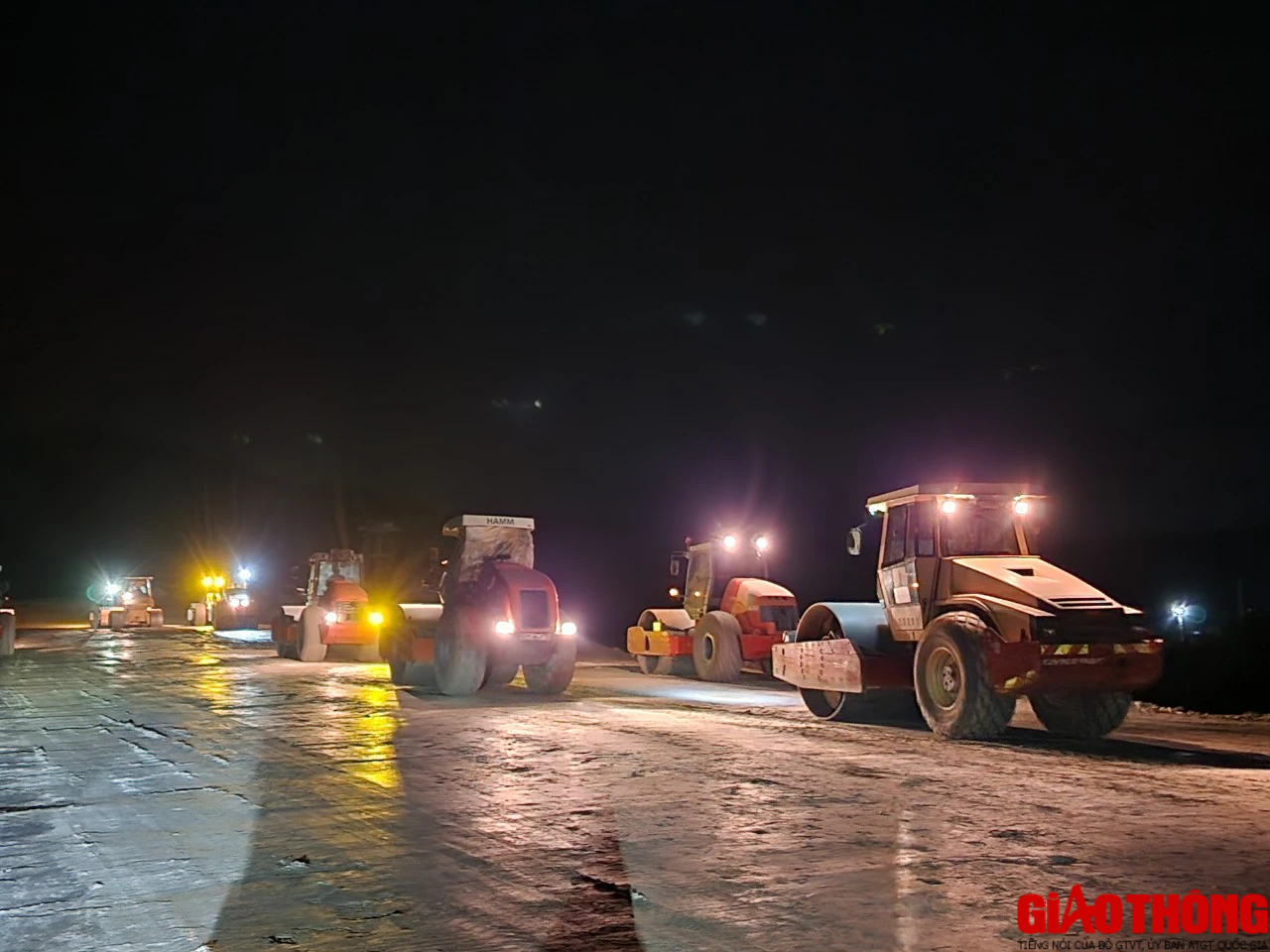 Công trường cao tốc Bắc - Nam qua Quảng Bình sáng đèn xuyên đêm- Ảnh 1. Công trường cao tốc Bắc - Nam qua Quảng Bình sáng đèn xuyên đêm- Ảnh 1.