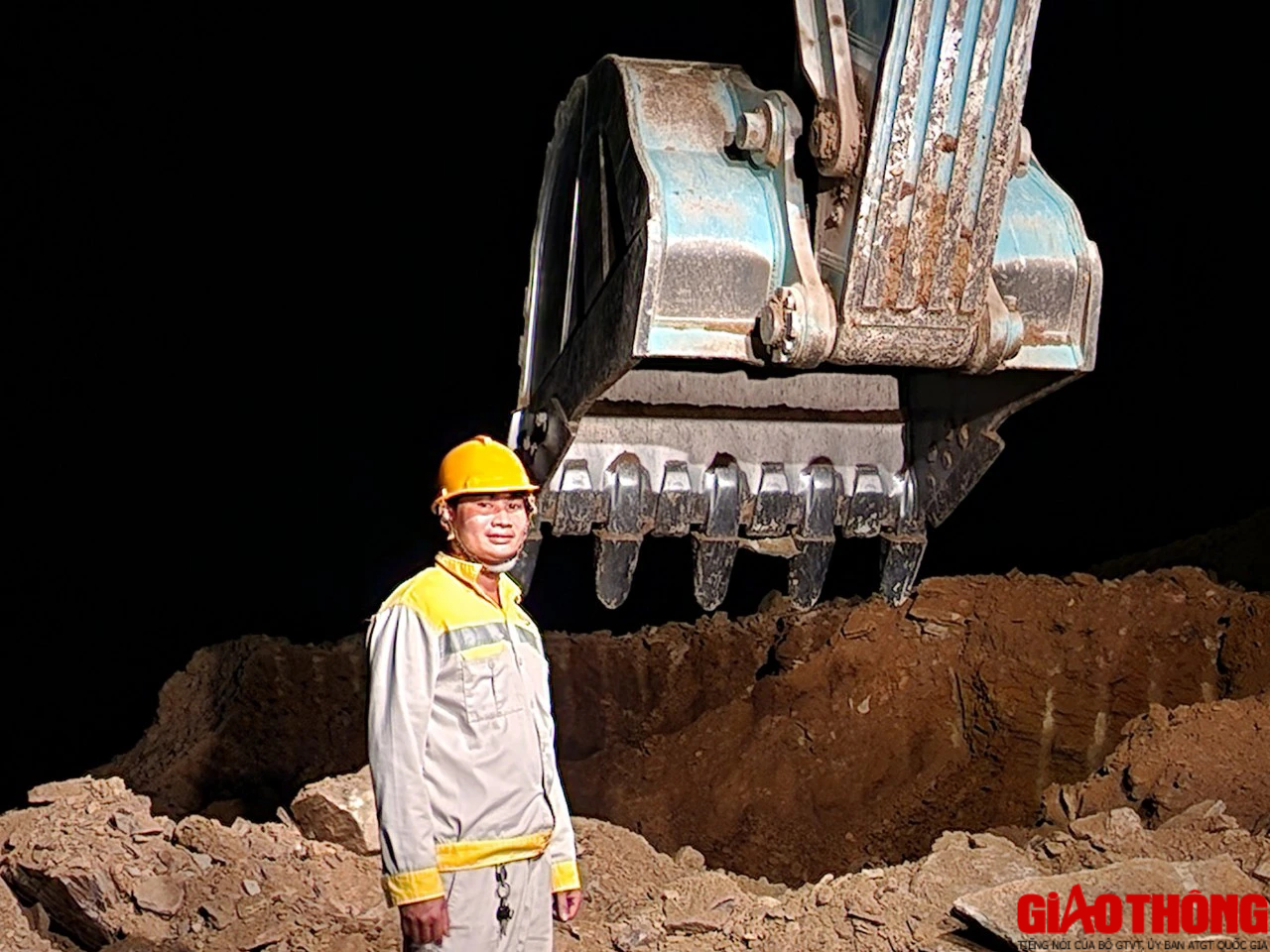 Công trường cao tốc Bắc - Nam qua Quảng Bình sáng đèn xuyên đêm- Ảnh 2. Công trường cao tốc Bắc - Nam qua Quảng Bình sáng đèn xuyên đêm- Ảnh 2.