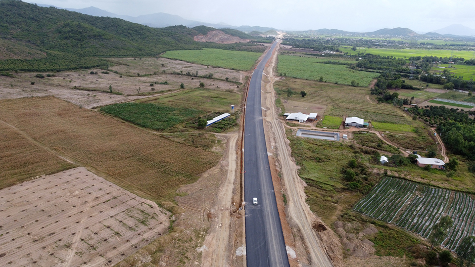 Tranh thủ thời tiết tốt đẩy tiến độ cao tốc qua Kh&aacute;nh H&ograve;a- Ảnh 6.