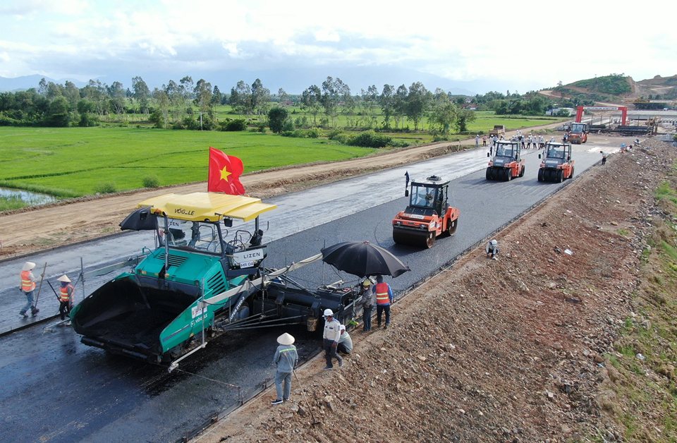 Tranh thủ thời tiết tốt đẩy tiến độ cao tốc qua Kh&aacute;nh H&ograve;a- Ảnh 4.