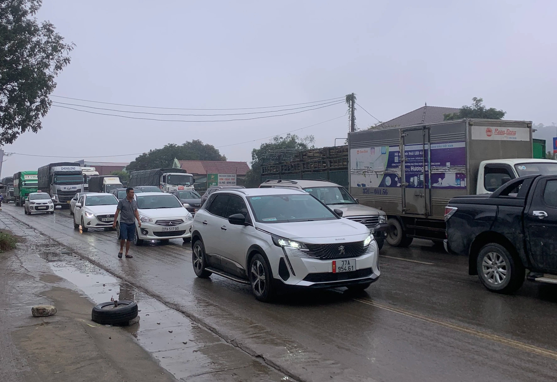 Tai nạn li&ecirc;n ho&agrave;n, một người tử vong, QL1 &ugrave;n tắc k&eacute;o d&agrave;i- Ảnh 3.