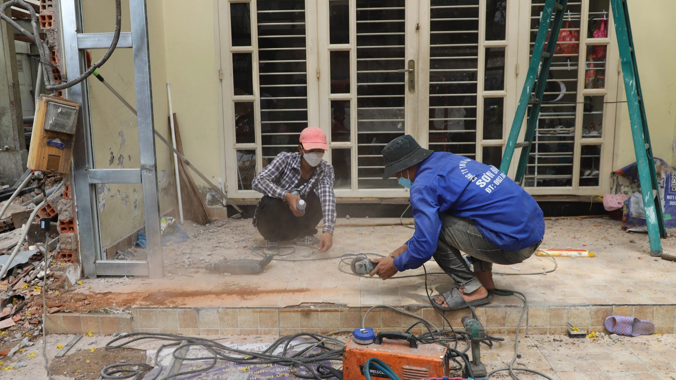 Người d&acirc;n đồng loạt th&aacute;o dỡ nh&agrave;, mở rộng đường v&agrave;o ga T3 s&acirc;n bay T&acirc;n Sơn Nhất- Ảnh 6.