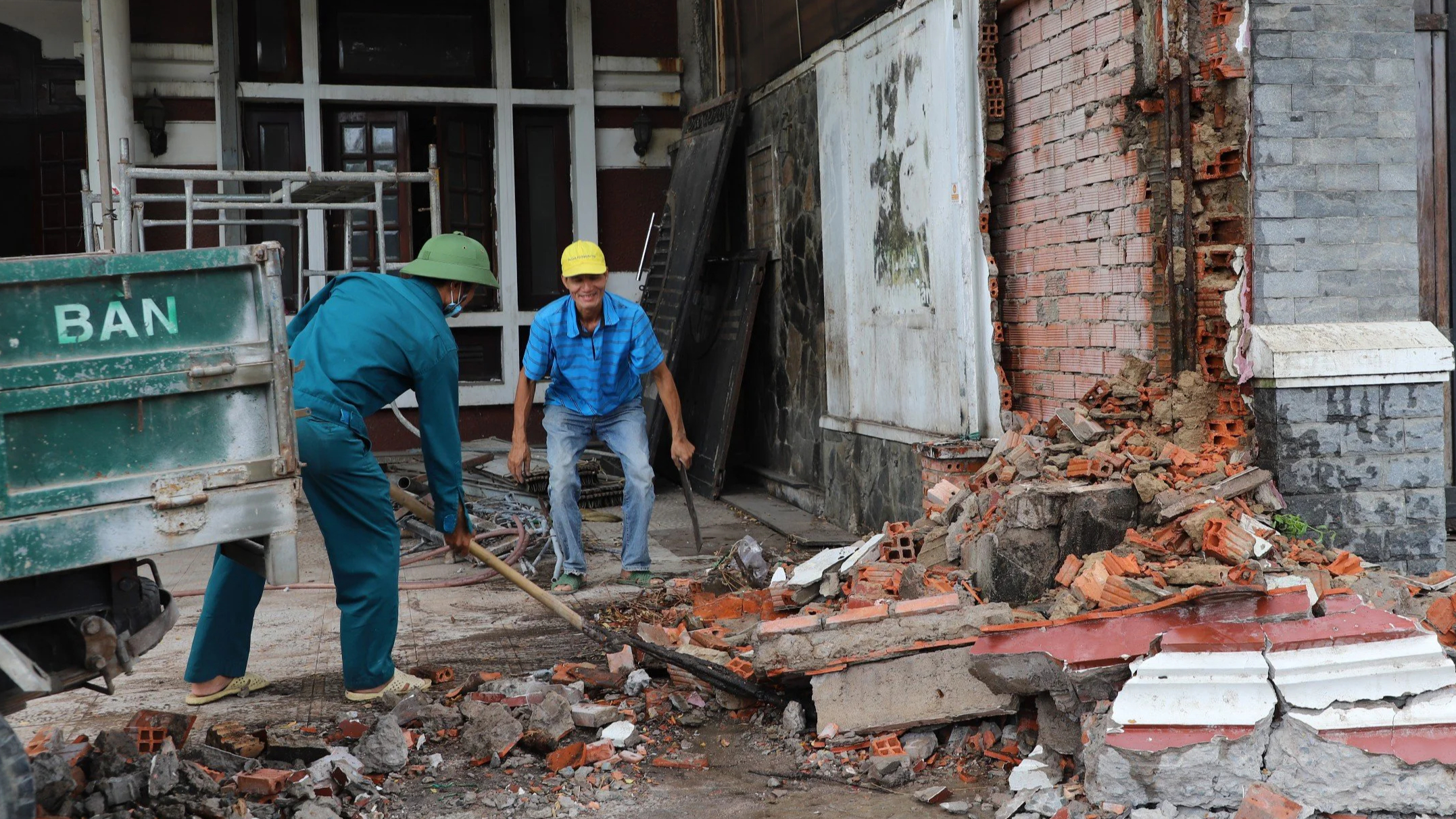 Người d&acirc;n đồng loạt th&aacute;o dỡ nh&agrave;, mở rộng đường v&agrave;o ga T3 s&acirc;n bay T&acirc;n Sơn Nhất- Ảnh 2.