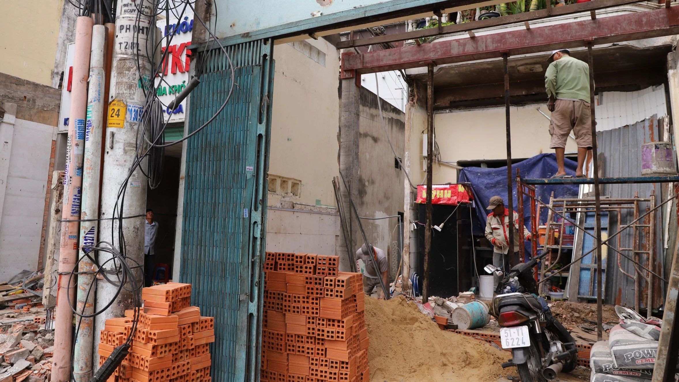 Người d&acirc;n đồng loạt th&aacute;o dỡ nh&agrave;, mở rộng đường v&agrave;o ga T3 s&acirc;n bay T&acirc;n Sơn Nhất- Ảnh 4.