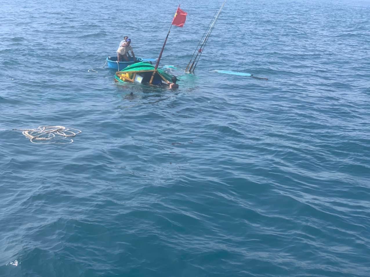 T&agrave;u c&aacute; bị ch&igrave;m sau c&uacute; va chạm mạnh tr&ecirc;n biển.