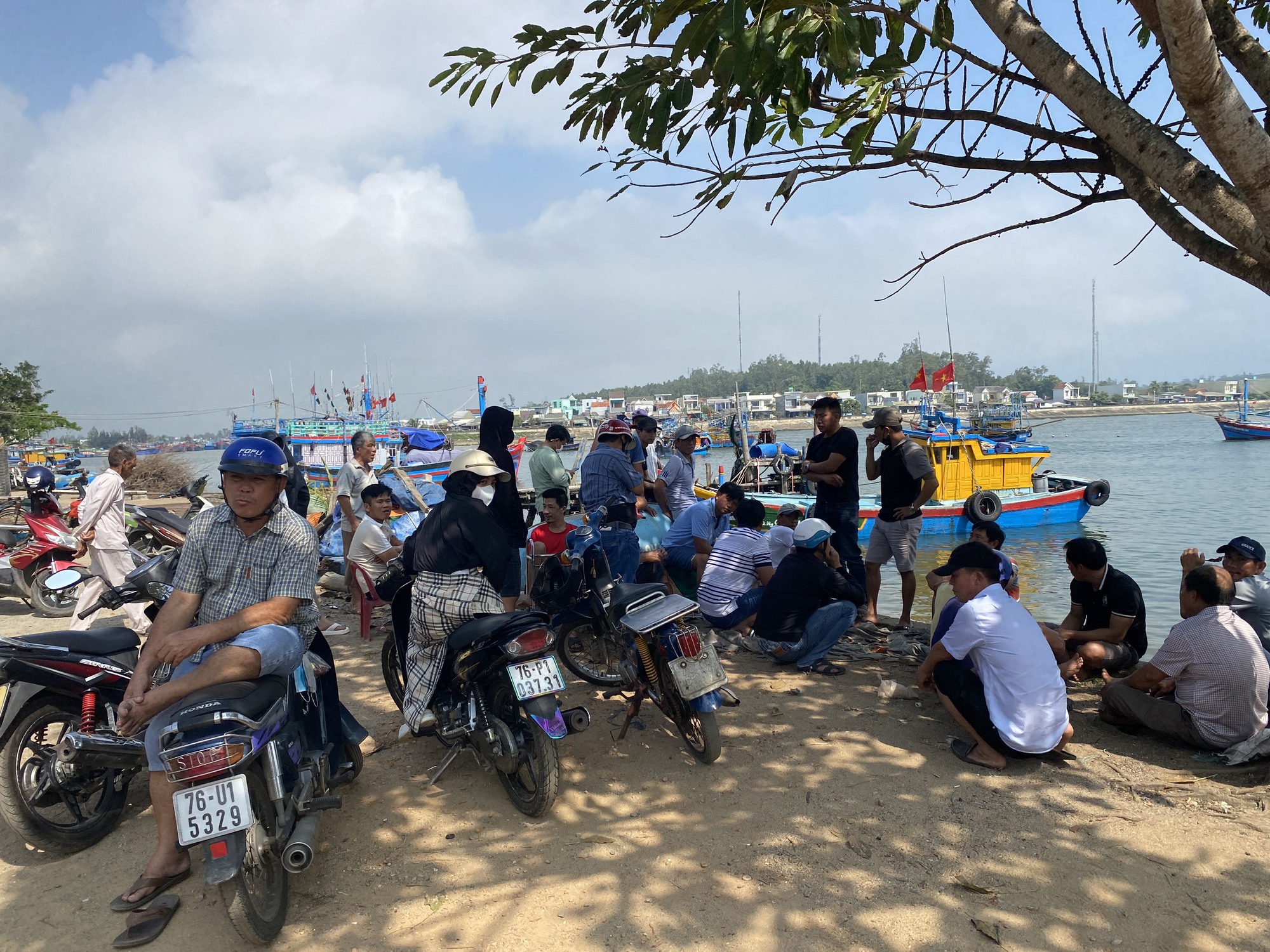 Người d&acirc;n d&otilde;i mắt về ph&iacute;a biển theo d&otilde;i c&ocirc;ng t&aacute;c t&igrave;m kiếm ngư d&acirc;n mất t&iacute;ch.
