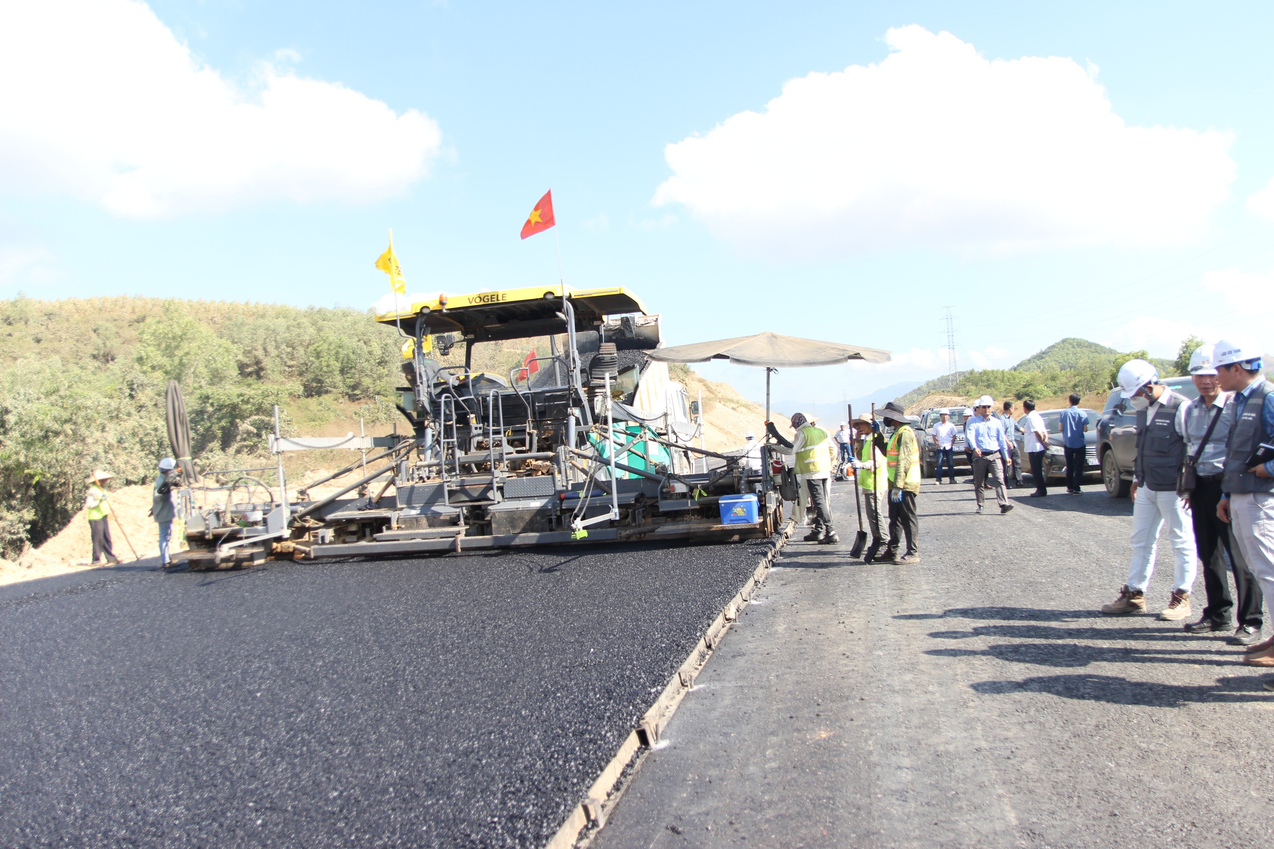 Tranh thủ thời tiết tốt đẩy tiến độ cao tốc qua Kh&aacute;nh H&ograve;a- Ảnh 3.