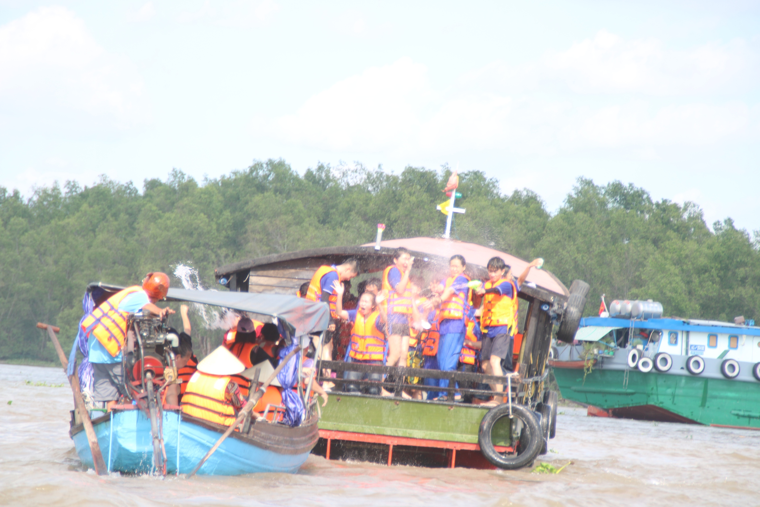 Hàng ngàn người tham gia lễ hội độc đáo trên sông Hậu- Ảnh 5. Hàng ngàn người tham gia lễ hội độc đáo trên sông Hậu- Ảnh 5.