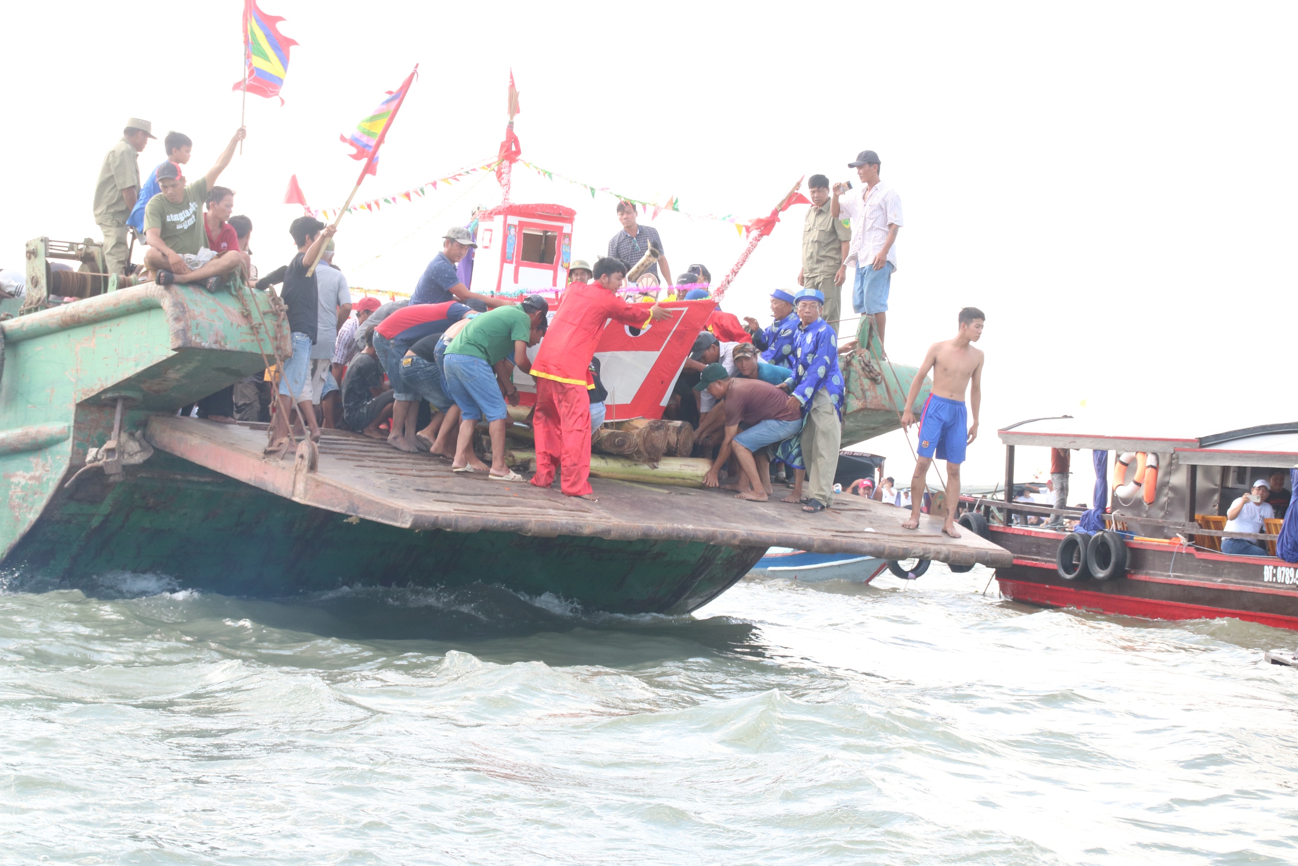 Hàng ngàn người tham gia lễ hội độc đáo trên sông Hậu- Ảnh 7. Hàng ngàn người tham gia lễ hội độc đáo trên sông Hậu- Ảnh 7.