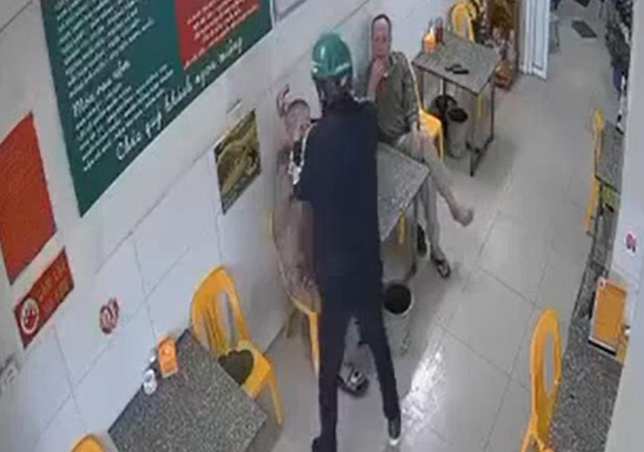 Khởi tố vụ &aacute;n đổ xăng l&ecirc;n đầu, đốt người tại qu&aacute;n bia ở H&agrave; Nội- Ảnh 1.