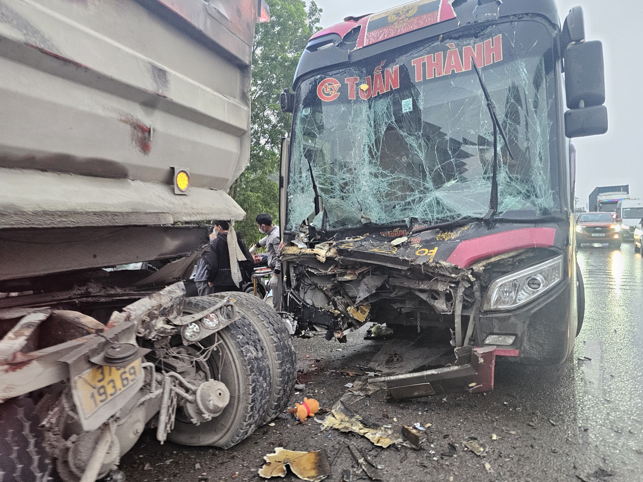 Tai nạn li&ecirc;n ho&agrave;n, một người tử vong, QL1 &ugrave;n tắc k&eacute;o d&agrave;i- Ảnh 2.