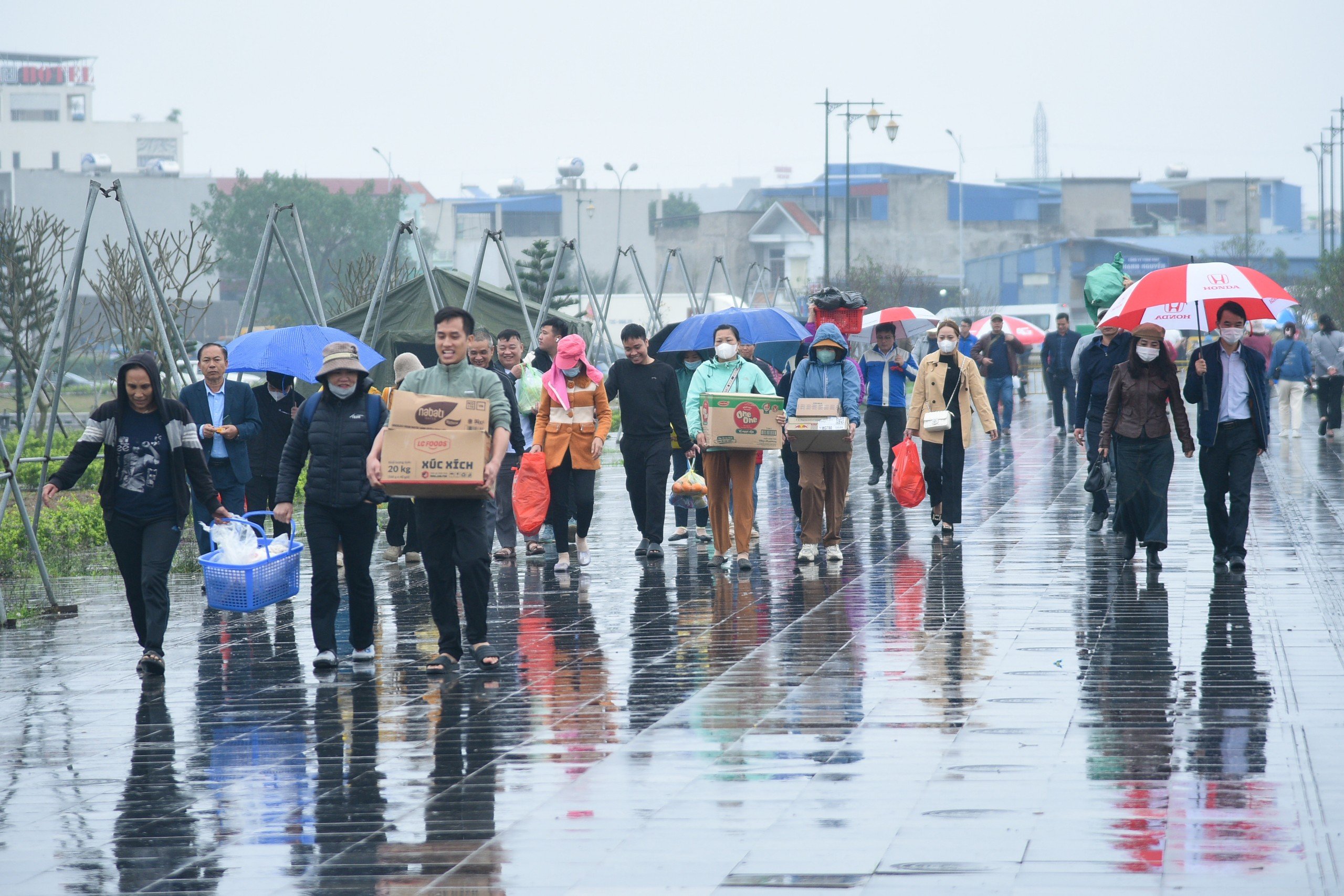 Người d&acirc;n đội mưa về đền Trần trước giờ khai ấn- Ảnh 5.