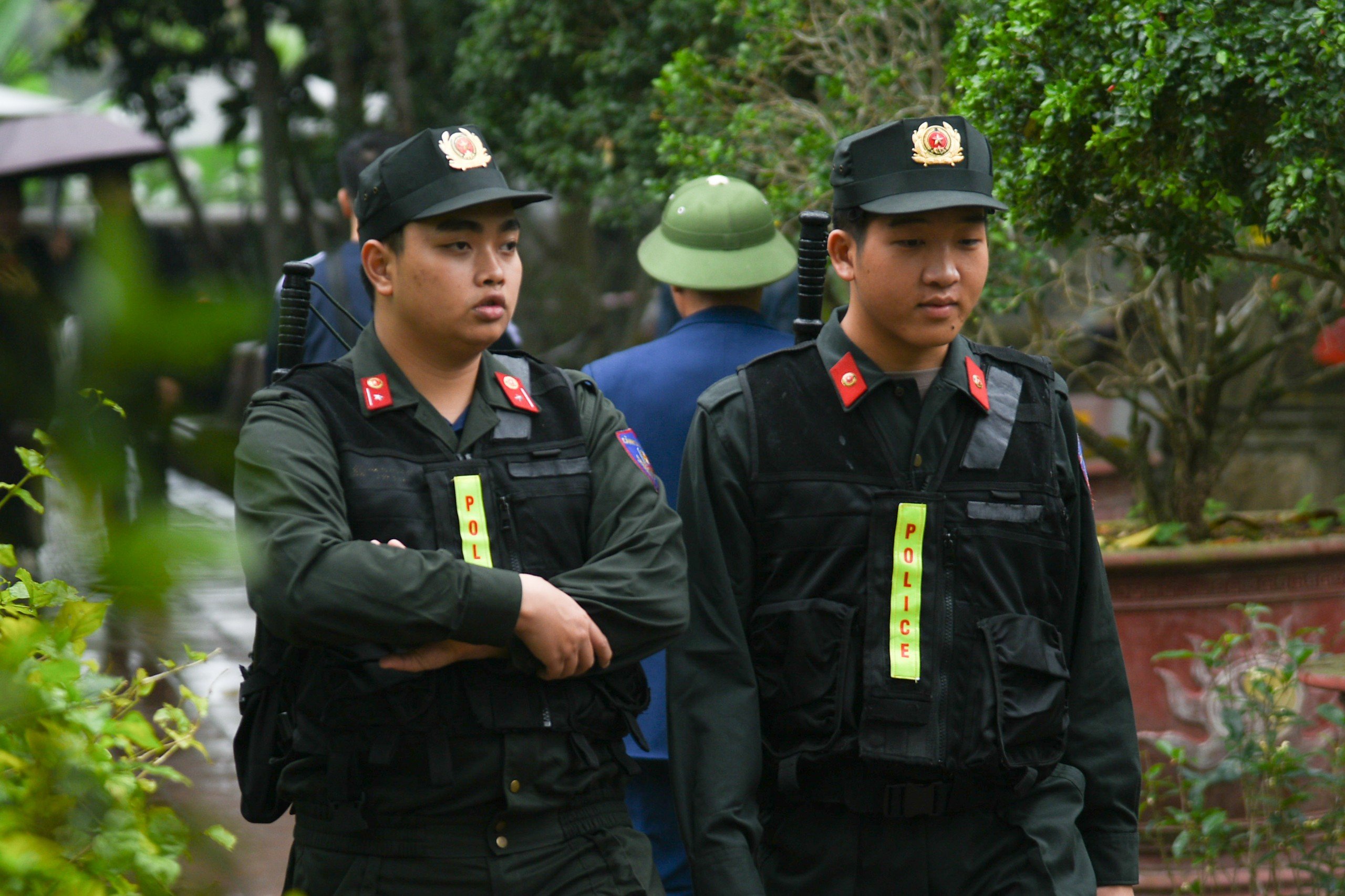 Người d&acirc;n đội mưa về đền Trần trước giờ khai ấn- Ảnh 3.