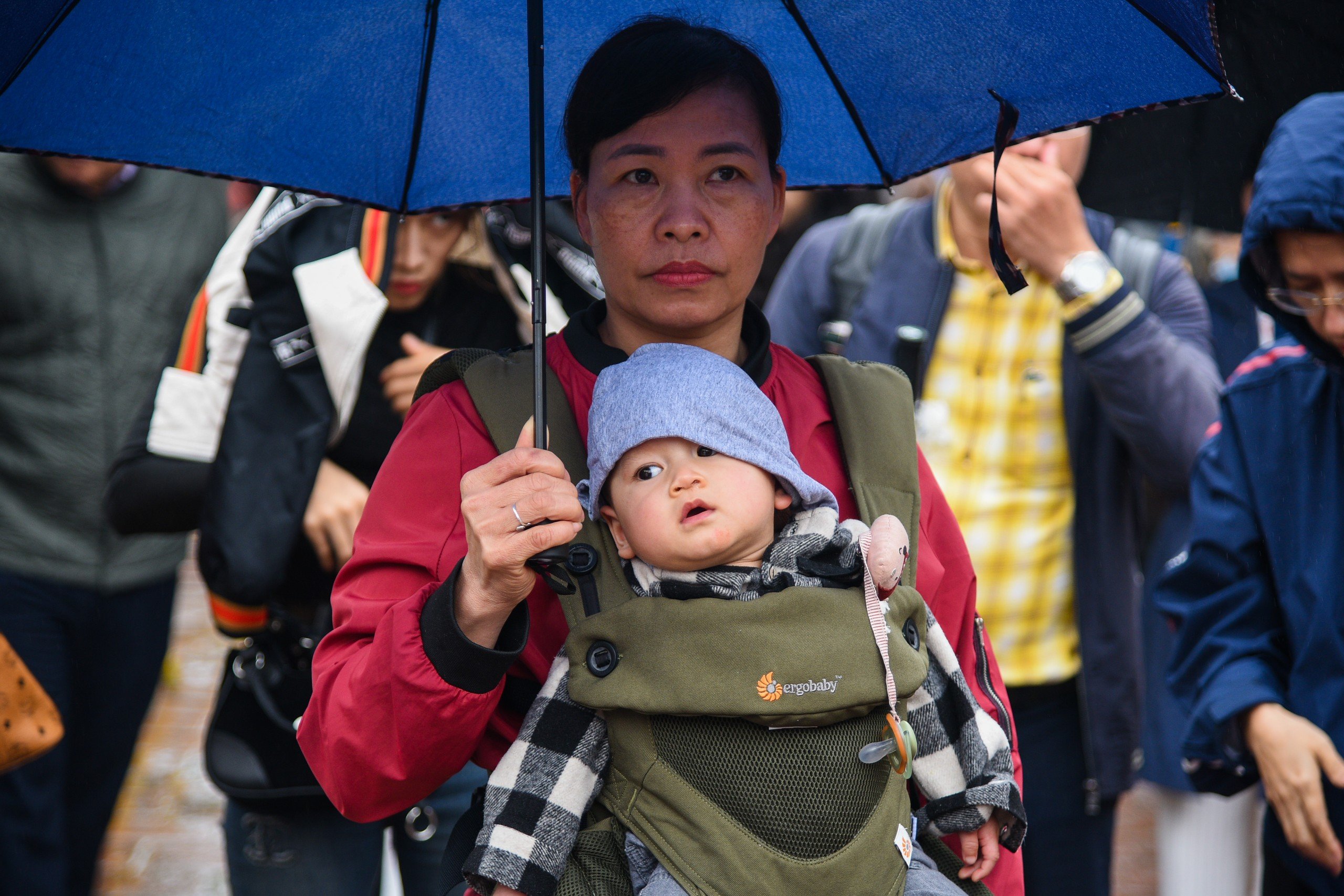 Người d&acirc;n đội mưa về đền Trần trước giờ khai ấn- Ảnh 12.