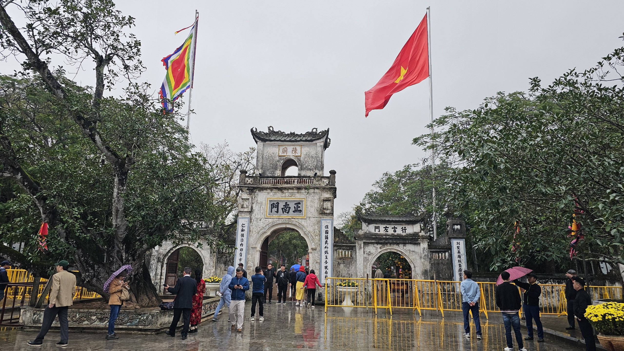 Người d&acirc;n đội mưa về đền Trần trước giờ khai ấn- Ảnh 1.