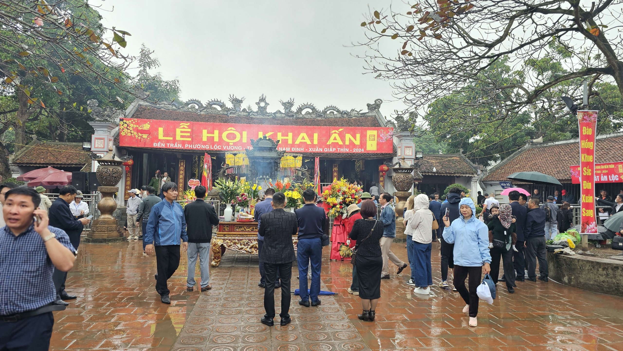 Người d&acirc;n đội mưa về đền Trần trước giờ khai ấn- Ảnh 8.