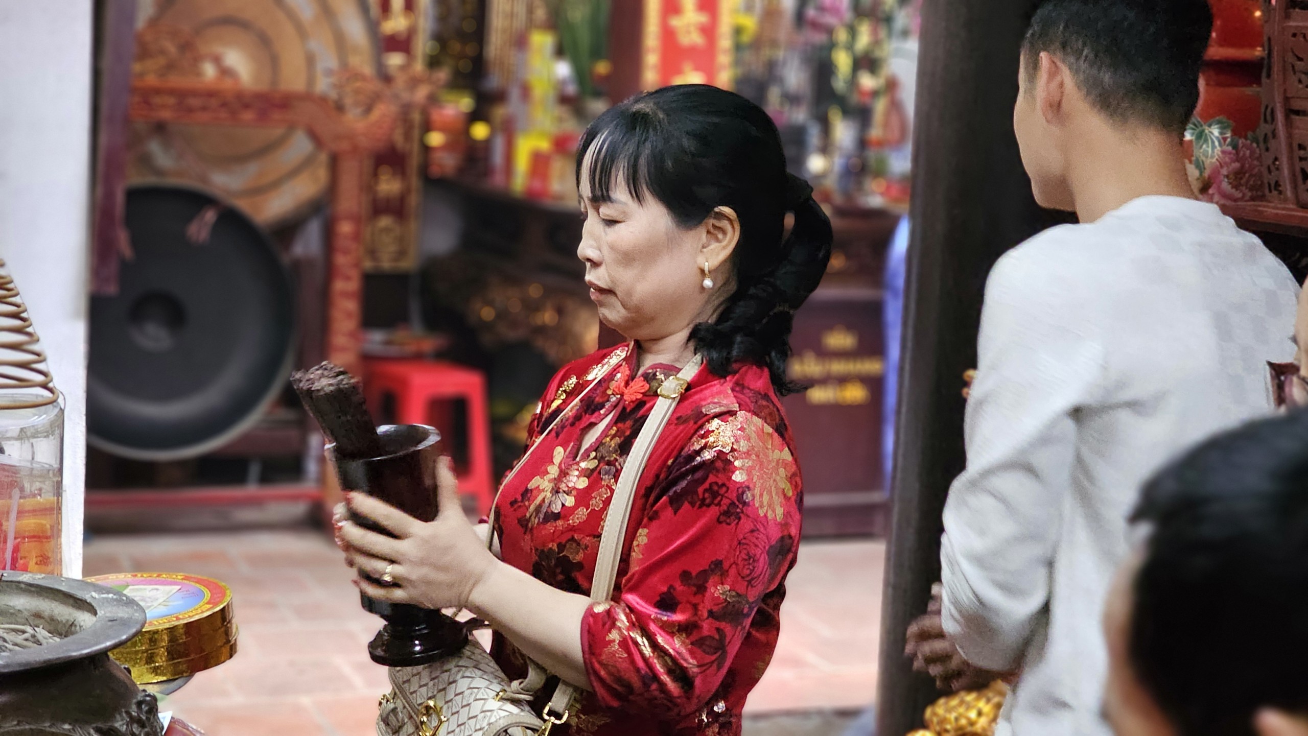 Người d&acirc;n đội mưa về đền Trần trước giờ khai ấn- Ảnh 11.