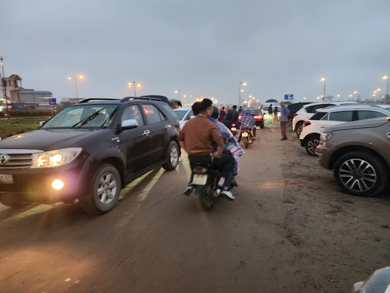 Dòng người đổ về lễ khai ấn đền Trần, xe ôm thu 40 nghìn quãng đường 500m- Ảnh 3. Dòng người đổ về lễ khai ấn đền Trần, xe ôm thu 40 nghìn quãng đường 500m- Ảnh 3.