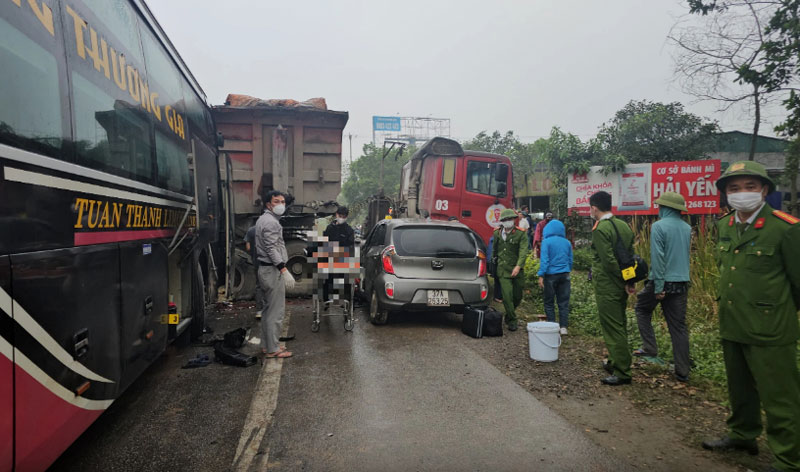 Hiện trường vụ tai nạn li&ecirc;n ho&agrave;n giữa 3 xe.