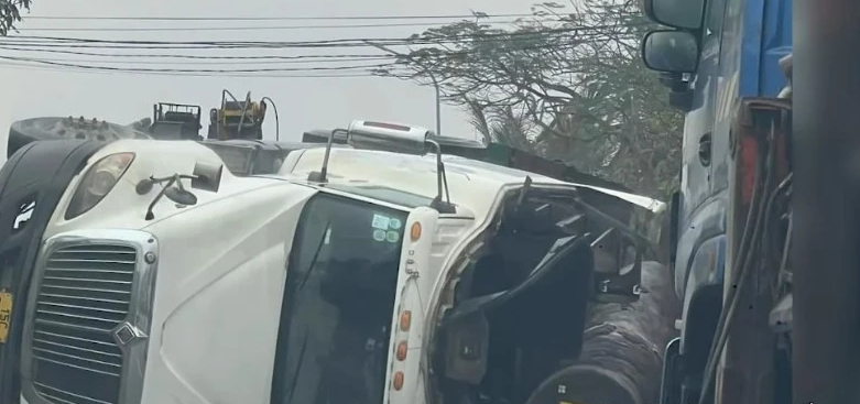 &Ocirc; t&ocirc; đầu k&eacute;o chở gỗ lật đ&egrave; xe chở gas đi ngược chiều ở Nam Định- Ảnh 1.