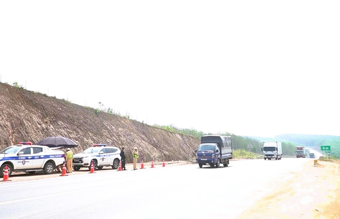 Ghi h&igrave;nh phạt nguội &ocirc; t&ocirc; lấn l&agrave;n, vượt ẩu tr&ecirc;n cao tốc Cam Lộ - La Sơn- Ảnh 1.