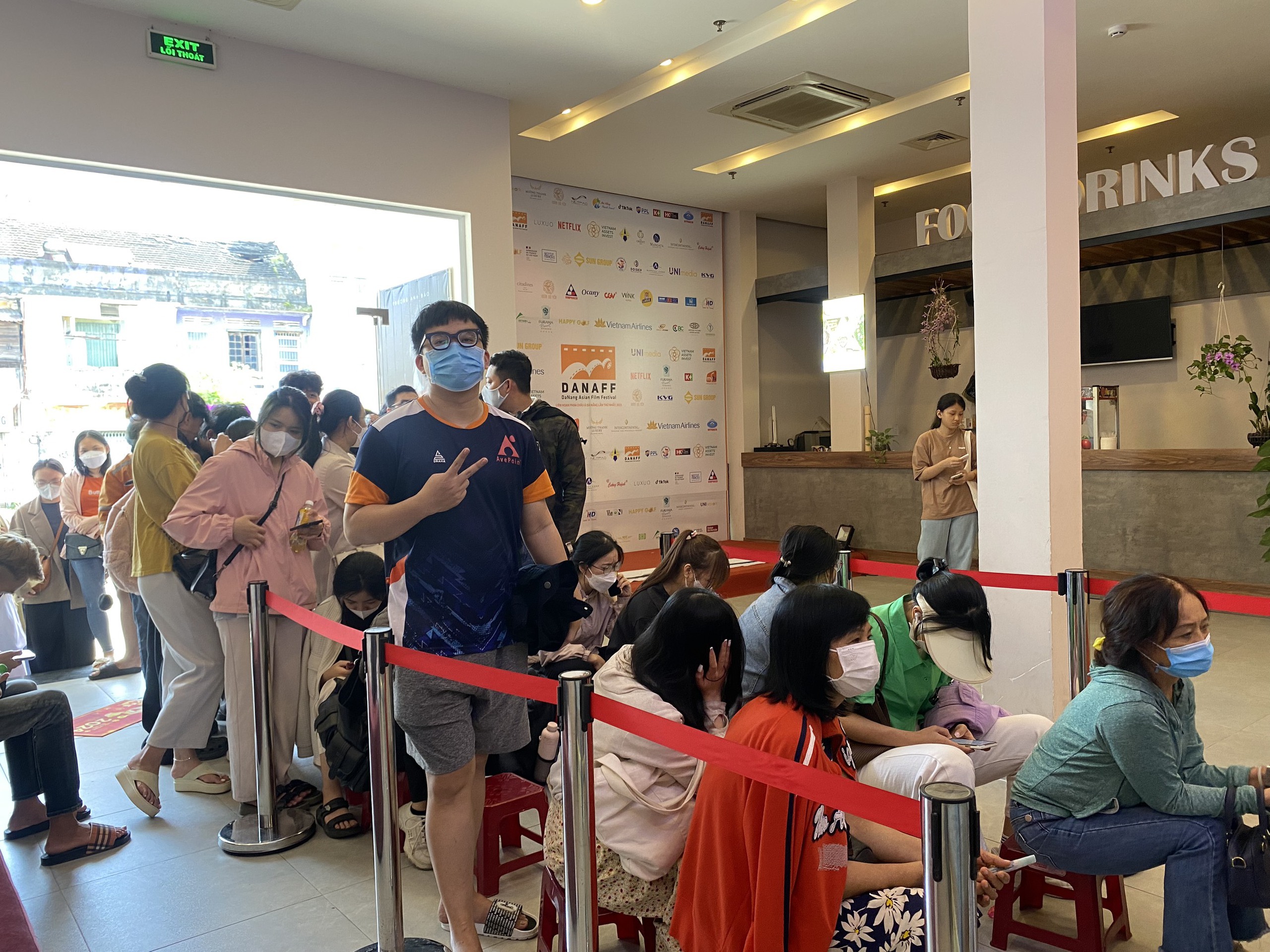 Sinh viên Đà Nẵng đội nắng chờ hàng giờ mua vé xem phim Đào, Phở và Piano- Ảnh 11. Sinh viên Đà Nẵng đội nắng chờ hàng giờ mua vé xem phim Đào, Phở và Piano- Ảnh 11.