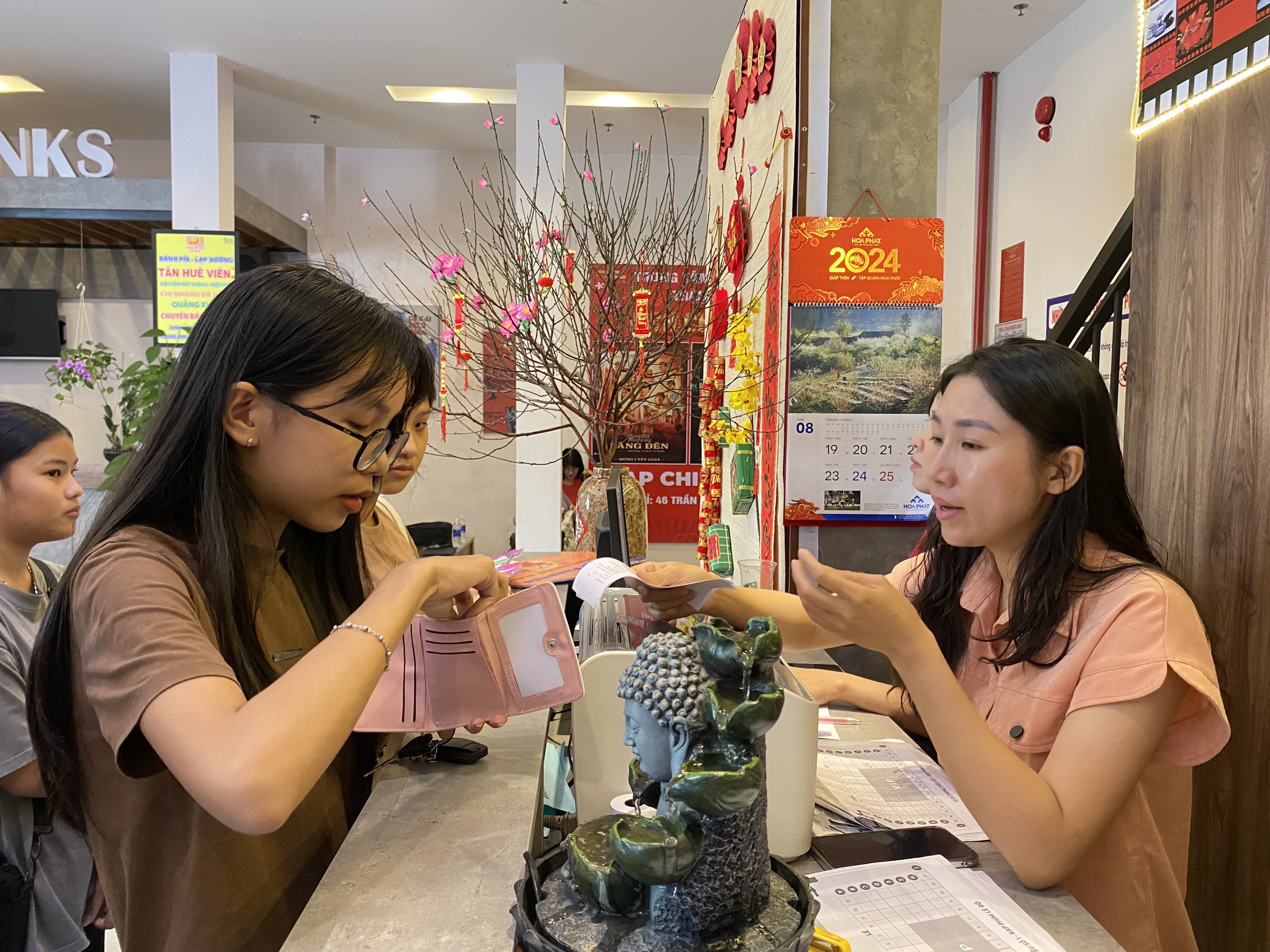 Sinh viên Đà Nẵng đội nắng chờ hàng giờ mua vé xem phim Đào, Phở và Piano- Ảnh 9. Sinh viên Đà Nẵng đội nắng chờ hàng giờ mua vé xem phim Đào, Phở và Piano- Ảnh 9.