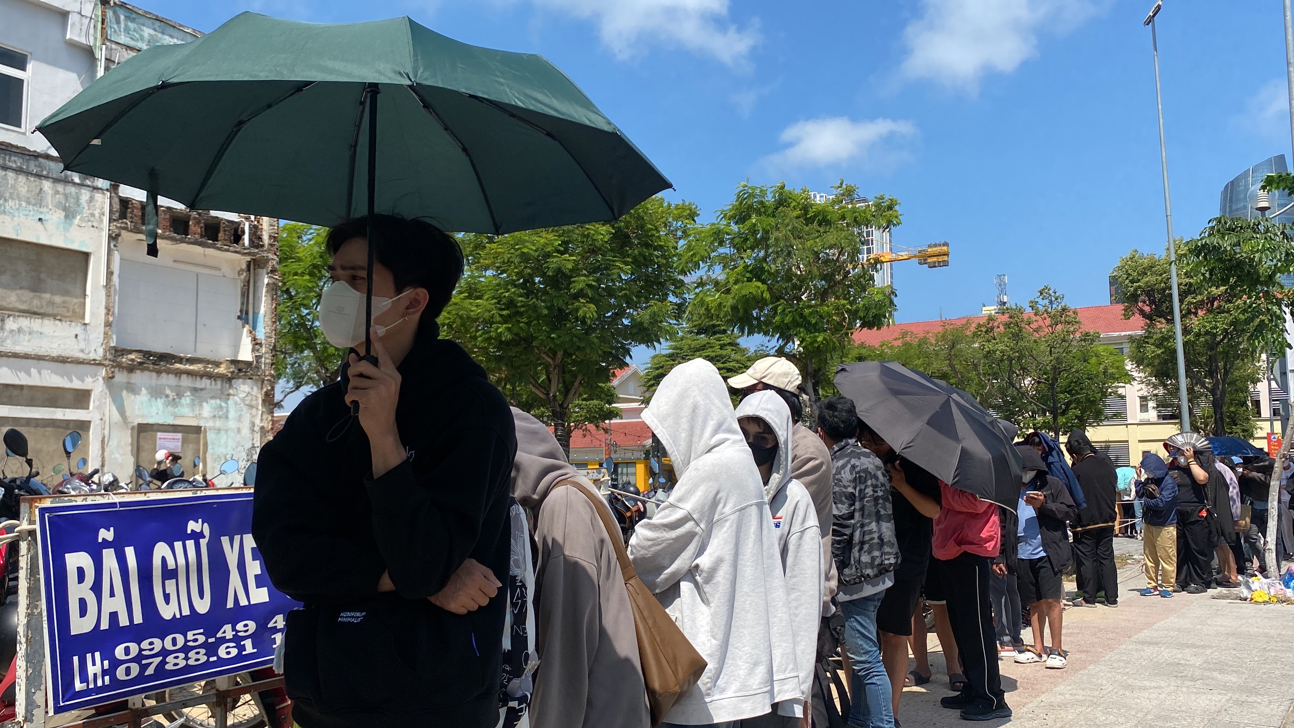 Sinh vi&ecirc;n Đ&agrave; Nẵng đội nắng chờ h&agrave;ng giờ mua v&eacute; xem phim Đ&agrave;o, Phở v&agrave; Piano- Ảnh 5.