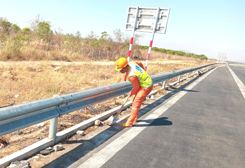 C&ocirc;ng nh&acirc;n tuần đường đội nắng dọn r&aacute;c tr&ecirc;n cao tốc Vĩnh Hảo - Phan Thiết- Ảnh 3.