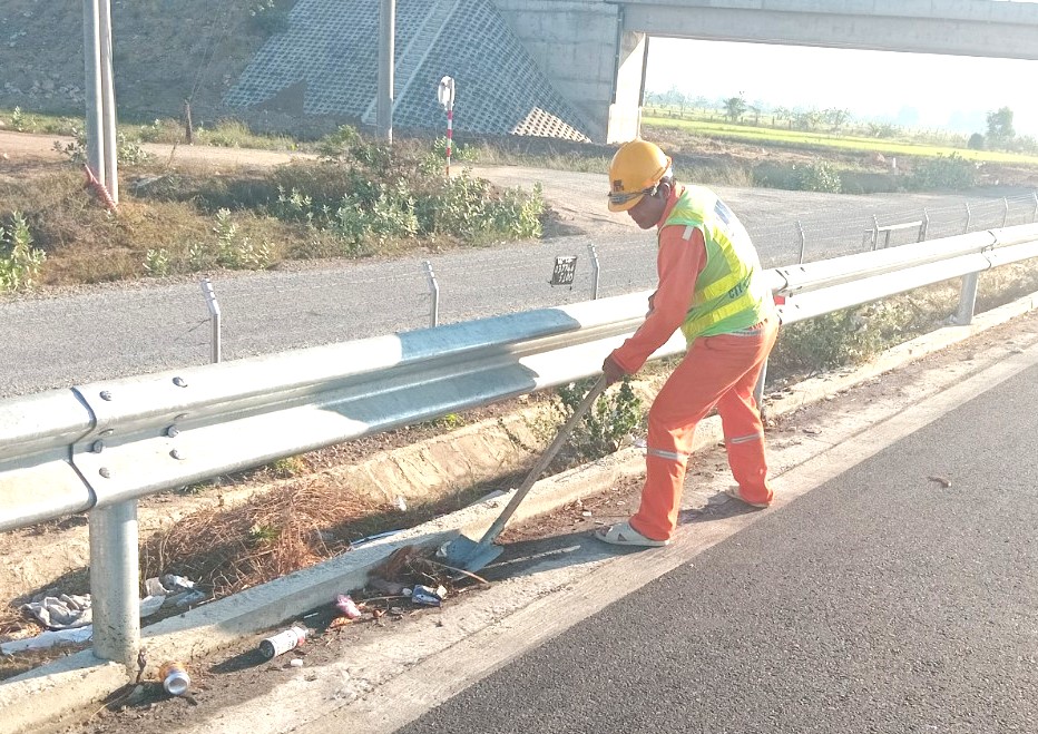 C&ocirc;ng nh&acirc;n tuần đường đội nắng dọn r&aacute;c tr&ecirc;n cao tốc Vĩnh Hảo - Phan Thiết- Ảnh 2.