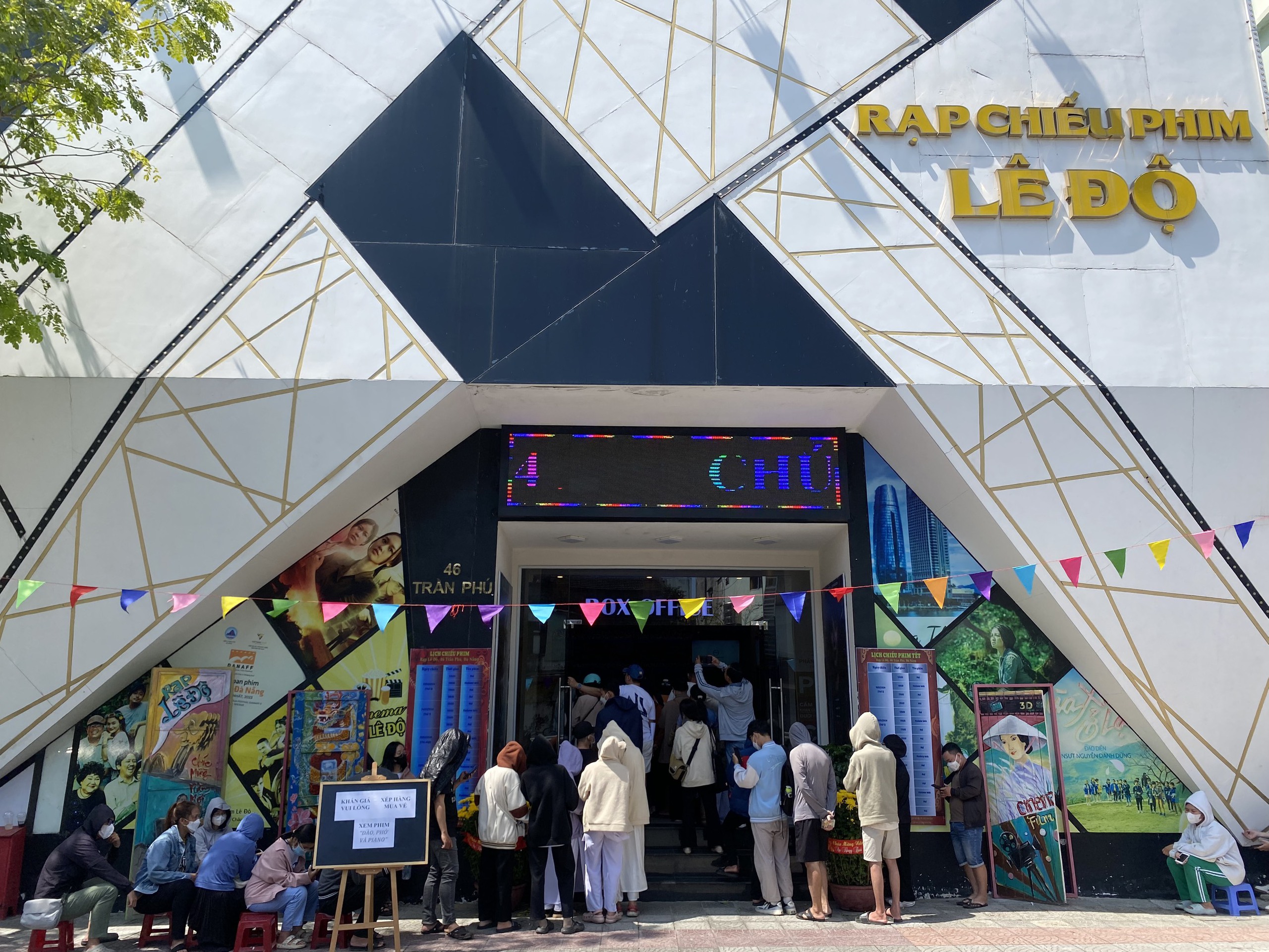 Sinh viên Đà Nẵng đội nắng chờ hàng giờ mua vé xem phim Đào, Phở và Piano- Ảnh 1. Sinh viên Đà Nẵng đội nắng chờ hàng giờ mua vé xem phim Đào, Phở và Piano- Ảnh 1.