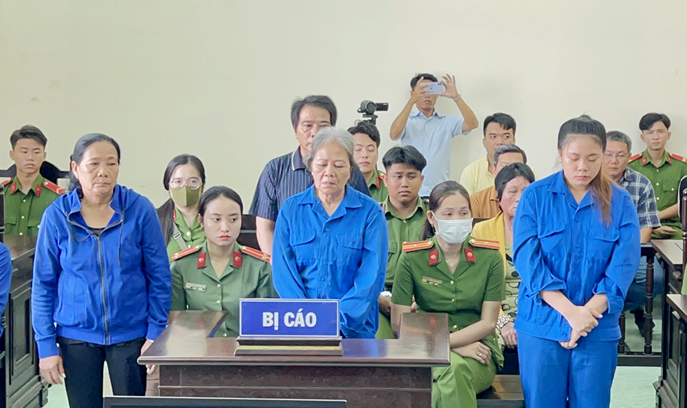5 người trong gia đ&igrave;nh ở An Giang lĩnh &aacute;n v&igrave; tấn c&ocirc;ng người thi h&agrave;nh c&ocirc;ng vụ- Ảnh 1.
