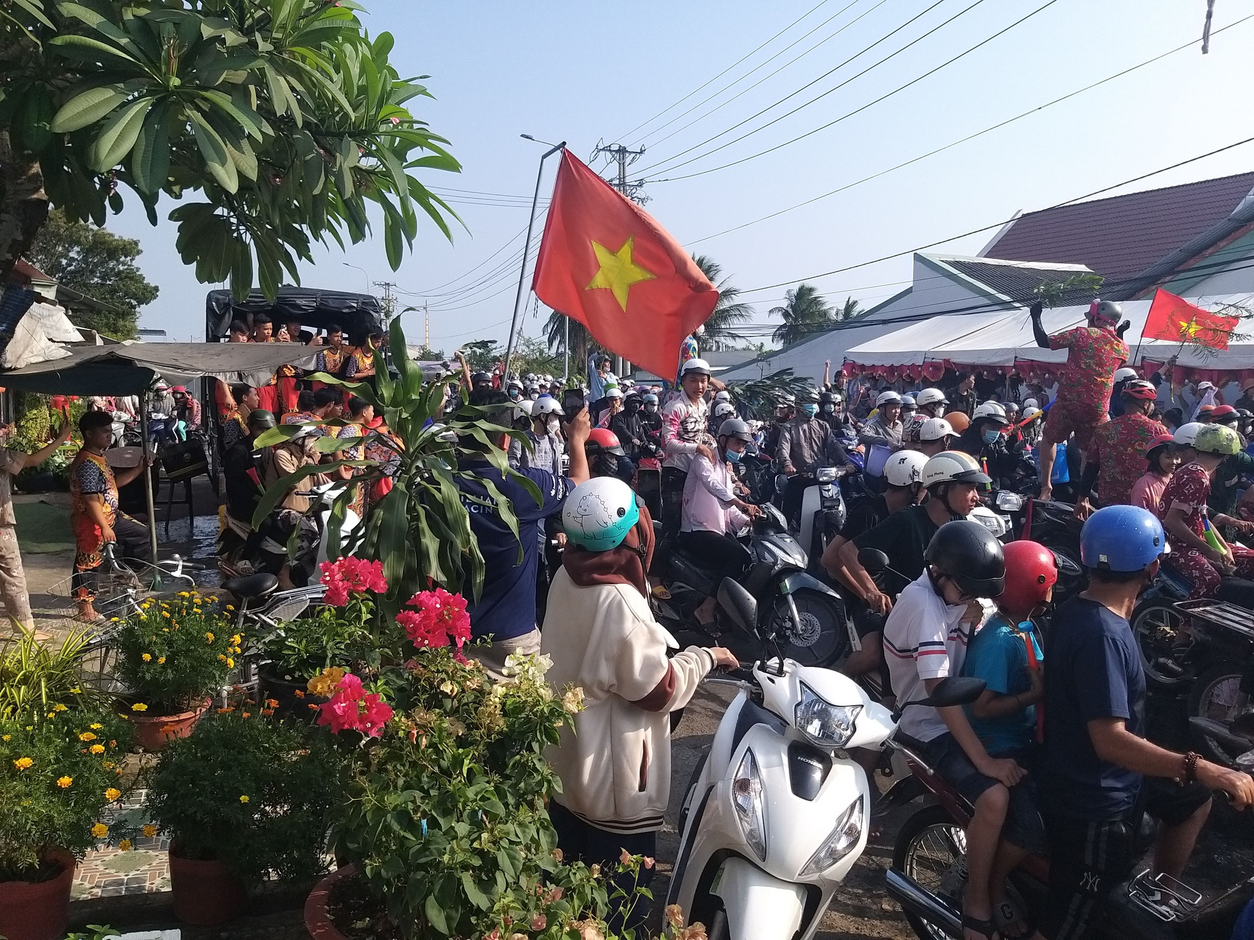 H&agrave;ng ngh&igrave;n người đổ về lễ hội L&agrave;m Chay ở Long An, giao th&ocirc;ng &ugrave;n tắc- Ảnh 2.