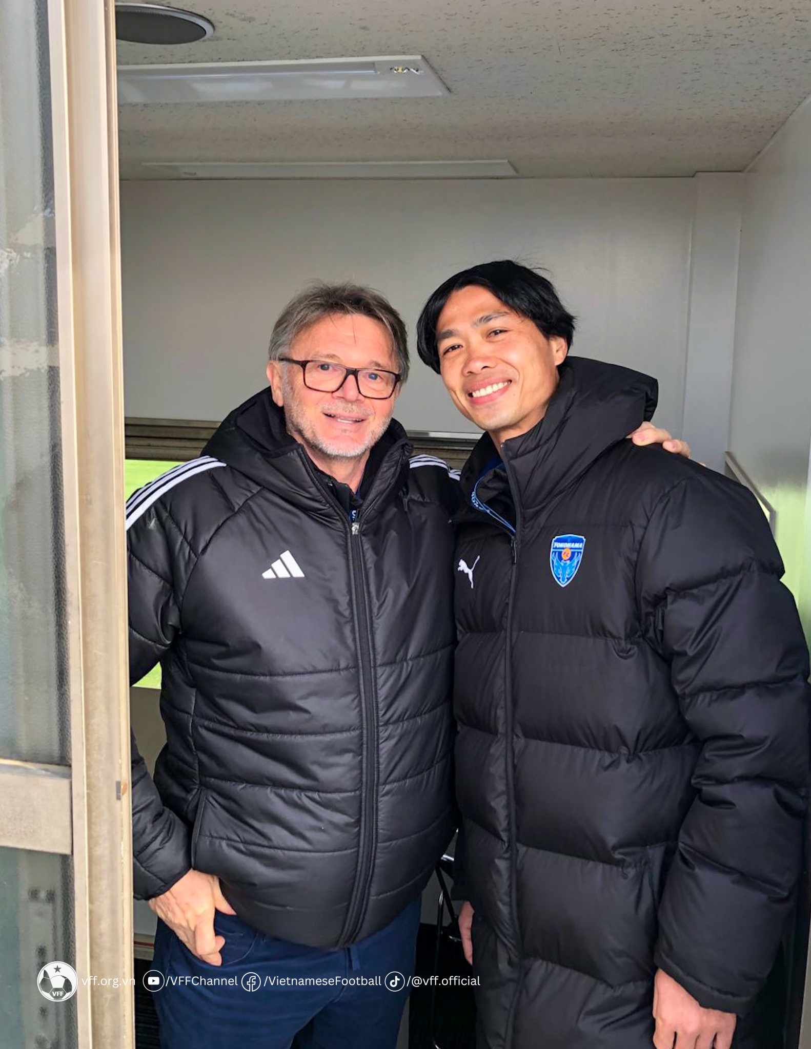 HLV Troussier c&oacute; h&agrave;nh động cực bất ngờ với tiền đạo C&ocirc;ng Phượng trước trận đại chiến - Ảnh 1.